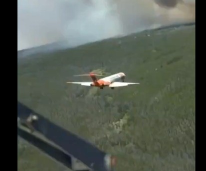 MD-87 im Einsatz: Sie kann dank ausgefahrenem Fahrwerk langsamer und präziser löschen.
