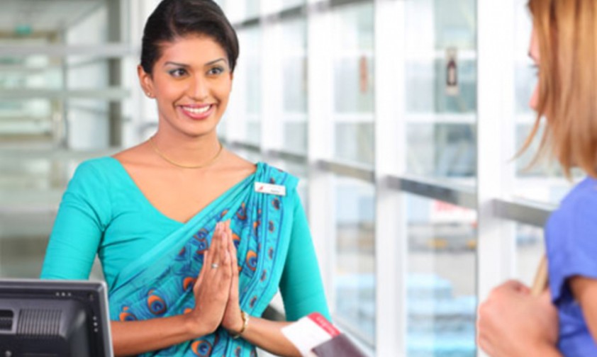 Mitarbeiterin und Passagierin von Sri Lankan: Die Airline will mehr Gäste aus Europa.