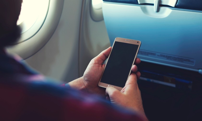 Eine Befragung von Turkish Airlines und Nielsen zeigt: Eine Mehrheit der Deutschen wie auch der Briten, US-Amerikaner, Japaner, Franzosen und Schweden lehnt die Nutzung von Mobiltelefonen während des Fluges ab. In Deutschland ist die Ablehnung am höchsten. Nur 36% wünschen sich hierzulande, dass das Telefonieren an Bord erlaubt wird. Der Grund: 80 % der befragten Deutschen empfinden es als Belästigung oder Störung. 69% finden zudem, es sei nicht nötig, ständig erreichbar zu sein. In Indien liegt der Anteil der Telefon-Befürworter bei 73%, in China bei 70%.