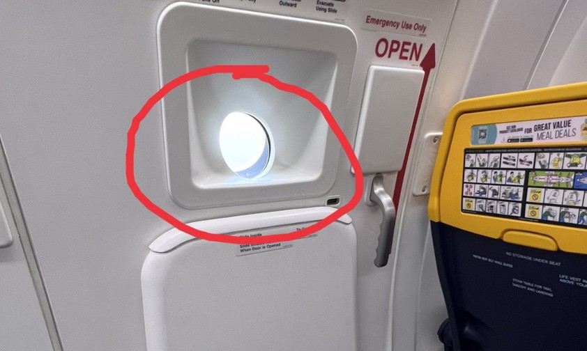 Das Bild aus der Ryanair-Antwort: Es hat durchaus ein Fenster ...