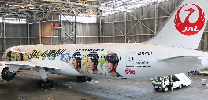 Boeing 787-9 von Japan Airlines: Auf dem Dreamliner ist die Boyband Arashi zu sehen.