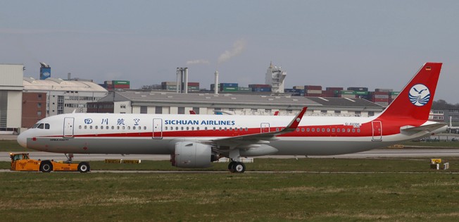 Airbus A321 Neo von Sichuan Airlines hier noch bei einem Testflug in Hamburg-Finkenwerder.