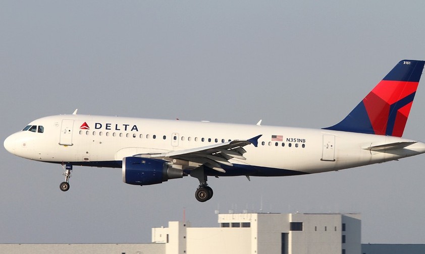 Airbus A319 von Delta Air Lines bei der Landung: Wurde von einem Feuerwerkskörper getroffen.