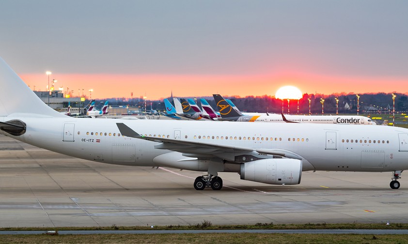 Airbus A330, hier noch ohne Beklebung und mit dem vorherigen Kennzeichen OE-ITZ: Nun ist es die D-AIYD.