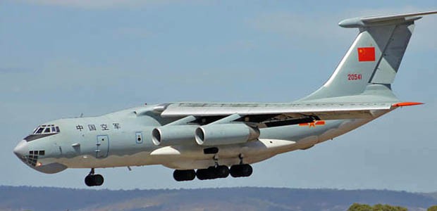 Ilyuschin Il-76 der chinesischen Volksarmee: Mögliche Trümmer erspäht.