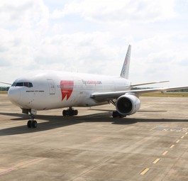 Boeing 777 von Red Wings: Am Boden.