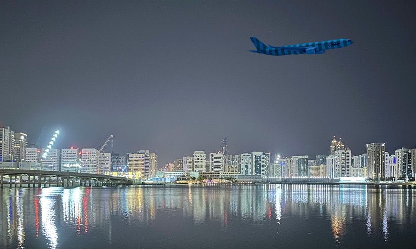 Airbus A330 von Condor über Abu Dhabi (Montage): Die Streifenflieger snd bald im Emirat zu sehen.