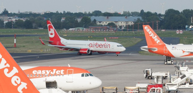 Nanu? Plötzlich schwebt über Spandau ein Flugzeug in Air Berlin-Farben hinein. Tuifly stellte früher ihre Boeing 737 im Wet-Lease der Berliner Gesellschaft zur Verfügung, Zehn Monate nachdem die Airline aus Hannover wieder eigene Sache macht, sind noch nicht alle vermieteten Flugzeuge umlackiert.