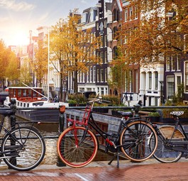 Fährräder in Amsterdam: In der Stadt darf keine Werbung mehr für Flugreisen gezeigt werden.