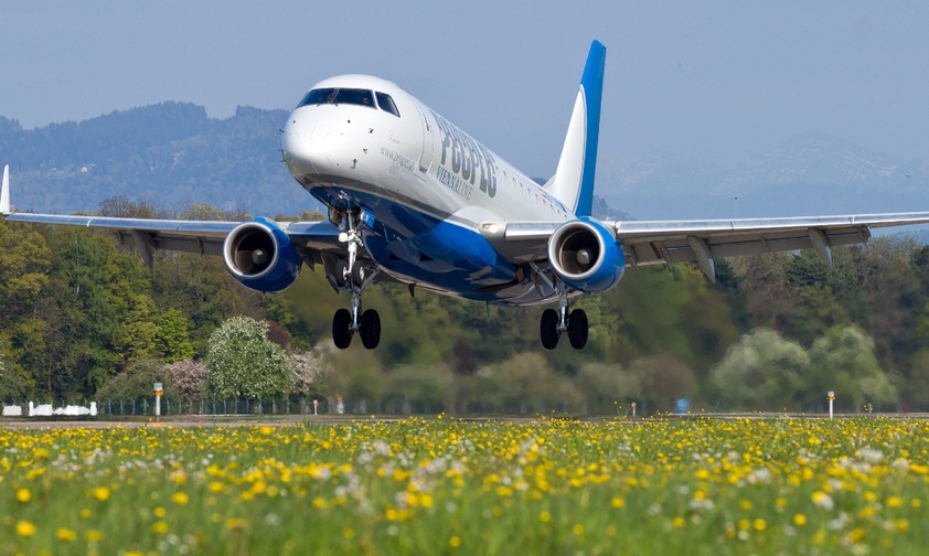 Die Embraer E170 von People's: Aus diesem Flugzeug besteht die Flotte.