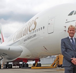 Volker Greiner von Emirates vor einem Airbus A380.