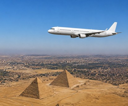 Airbus A321 über den Pyramiden: In Ägypten soll in diesem Jahr eine neue Airline an den Start gehen.