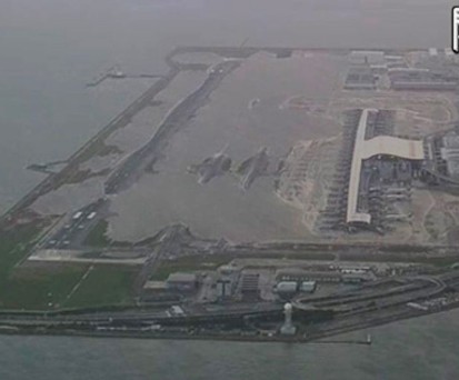 Taifun überflutet Flughafen Kansai