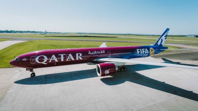 Qatar Airways' Boeing 777 im Fifa-Look: Das Flugzeug wird auch nach der WM die Lackierung behalten.