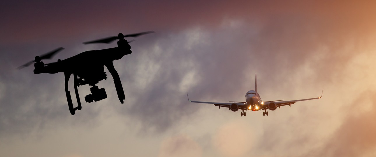 Drohne vor einem heranfliegenden Jet (Montage): Sollten sich nicht zu nahe kommen.