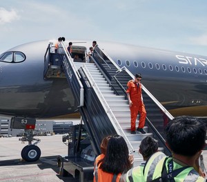 starlux airlines silberner airbus a350 1000