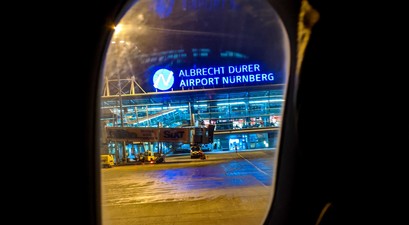 Blick auf den Flughafen Nürnberg bei Nacht: Die nächtlichen Flüge sind um 30 Prozent gestiegen.