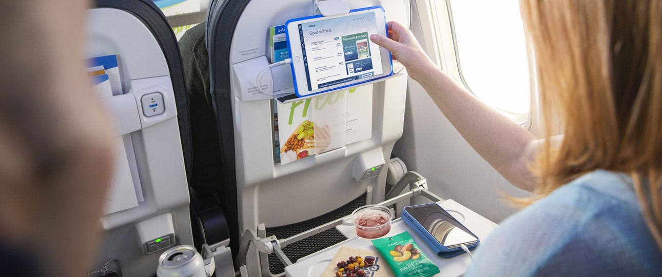 Die neue Kabine von Alaska Airlines: Hier zu sehen ist ein Platz in der Premium Economy mit Tablethalter am Vordersitz.