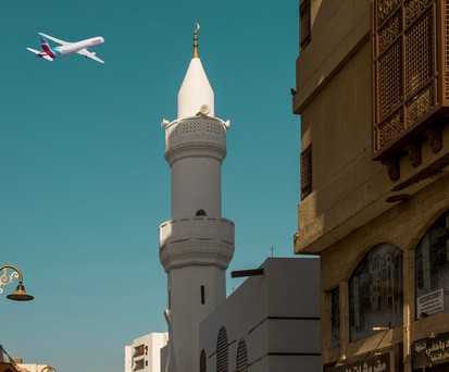 Ein Eurowings-Flugzeug über der Altstadt von Jeddah: Die Airline fliegt im Winter ab Stuttgart neu in die saudische Hafenstadt.