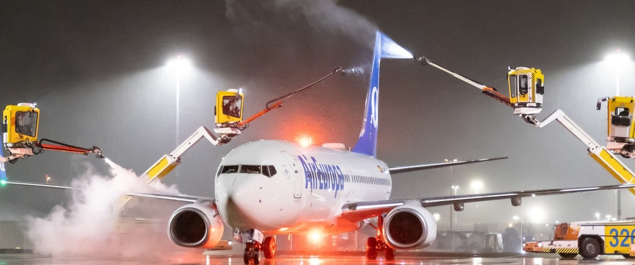Jet von Air Europa bei der Enteisung am Flughafen Amsterdam Schiphol: Die Vorräte gehen zur Neige.