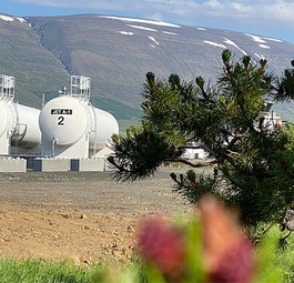 Tanks für Kerosin an einem Flughafen in Island: Einiges wird sich ändern.