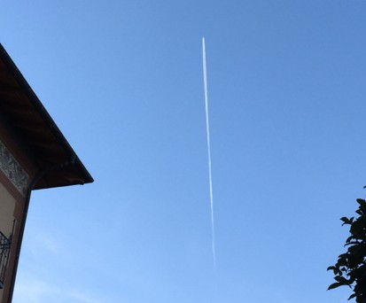 Kondensstreifen eines Flugzeugs: Schädlich, aber vermeidbar.