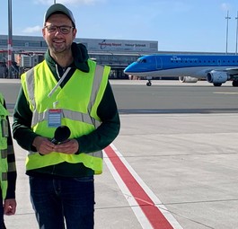 Peter Bleok (links) mit Christopher Scheffelmeier: Arbeitet seit 1987 am Hamburger Flughafen.