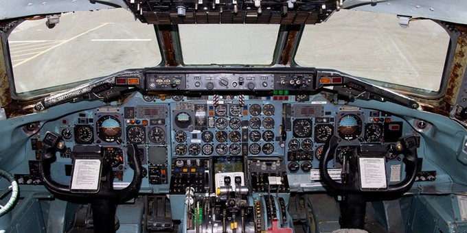 Der Uhrenladen: Das Cockpit der Douglas Dc-9 von Skydive Perris ist noch ursprünglich.