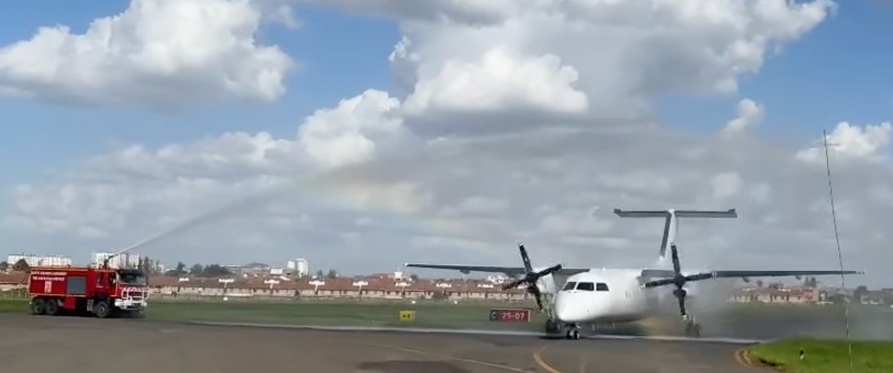 Wassersalut nach langer Reise: Die Dash 8-200 bei der Ankunft in Nairobi.