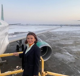 Flugbegleiterin vor dem Airbus A319 von Carpatair: Neu in der Flotte.