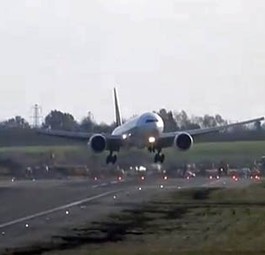 Boeing 777-300ER von Emirates: Die Landung in Birmingham ist zuerst missglückt.