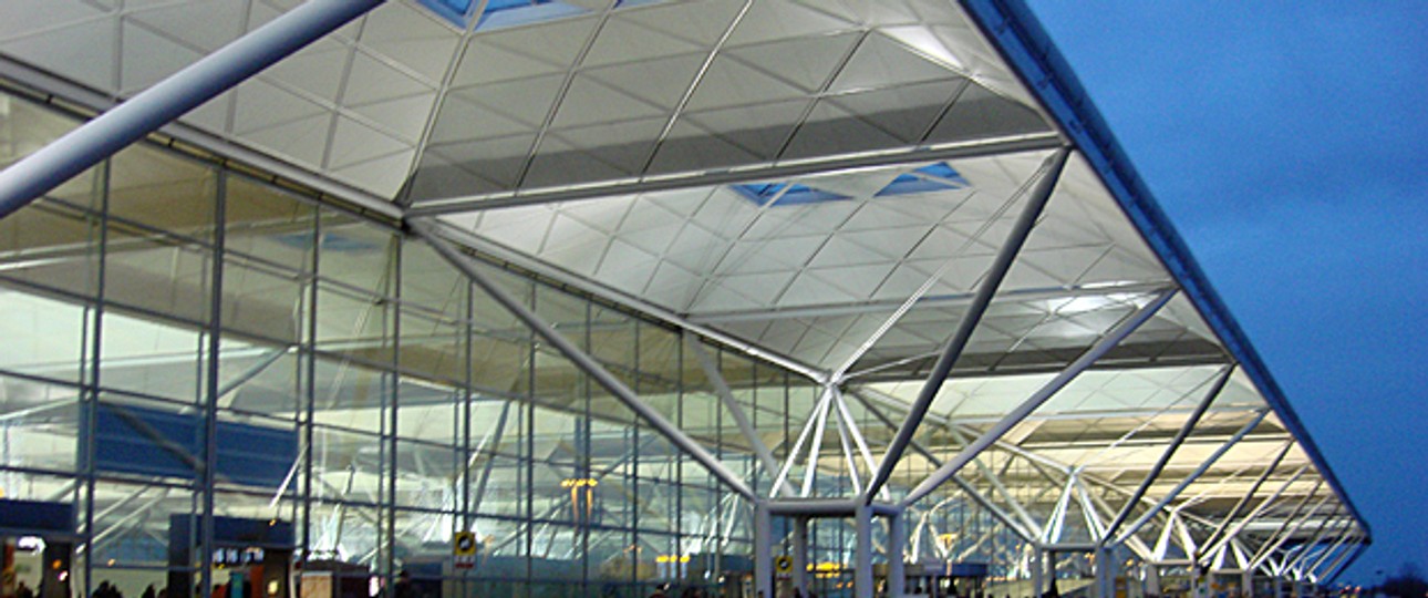 Zufahrt in Stansted: Eigentümerin BAA will den Flughafen nicht ziehen lassen.