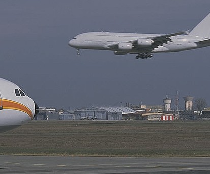 Ein Airbus A380: Damals war man allerorts noch voll des Lobes über den XL-Flieger.