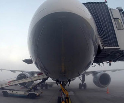 Airbus A320 von Germanwings im typischen kosovarischen Winternebel am Flughafen Priština.