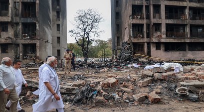 Premier Narendra Modi am Absturzort in Ahmedabad: Die Behörden nehmen Air Indias Ausbildung unter die Lupe.