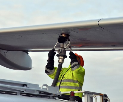 Betankung eines Fliegers: Soll künftig durch Aufladung ergänzt werden.