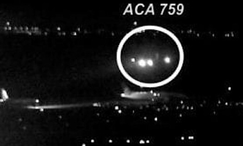 Der tiefste Punkt: Der A320 von Air Canada fliegt wenige Meter über den wartenden AIrbus A340 von Philippine AIrlines hinweg.