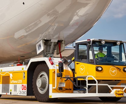 Elektro-Schlepper von Lufthansa: Verfügt zur Absicherung noch über ein Dieselaggregat.