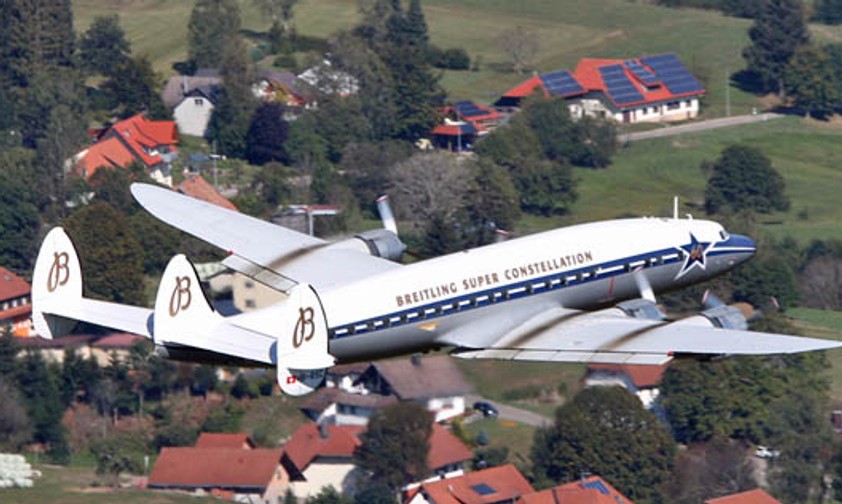 Super Constellation von Breitling über dem Schwarzwald.