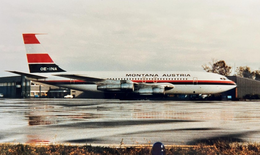 Boeing 707 von Montana Austria: Die OE-INA flog zwischen 1961 und 1975 als VH-EBJ bei der australischen Qantas und ist hier im Sommer 1980 auf einem Charter für Hapag-Lloyd nach Mallorca in Münster/Osnabrück zu sehen. 
