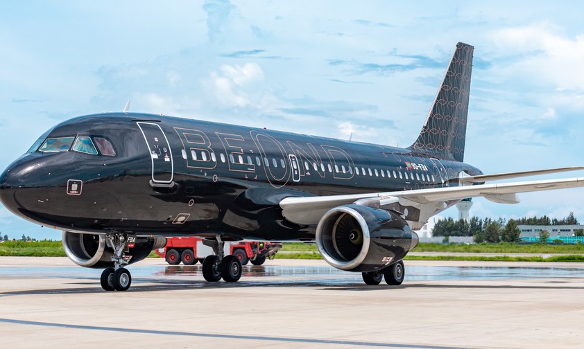 Airbus A319 mit dem Kennzeichen 8Q-FBA: Das erste Flugzeug von Beond in seiner neuen Lackierung und ...