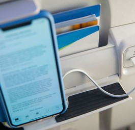 Smartphone im Flugzeug: Immer mehr Passagiere wollen im Flugzeug im Internet surfen.