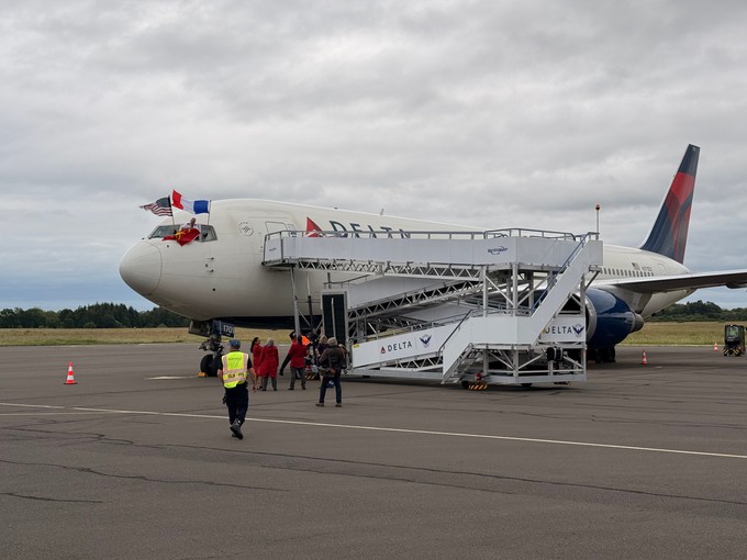 Für den Normandy Legacy Flight 2026 setzte Delta Air Lines eine Boeing 767 ein. Die Veteranen verließen sie über eine spezielle Rampe.
