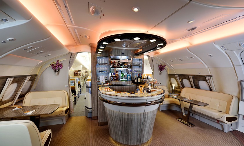 Ein Blick auf die legendäre Bar im A380 der Golfairline.