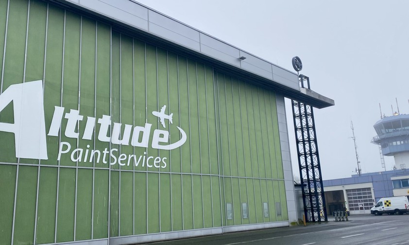 Hangar von Altitude Paint Services am Flughafen Münster/Osnabrück. Im Inneren ...