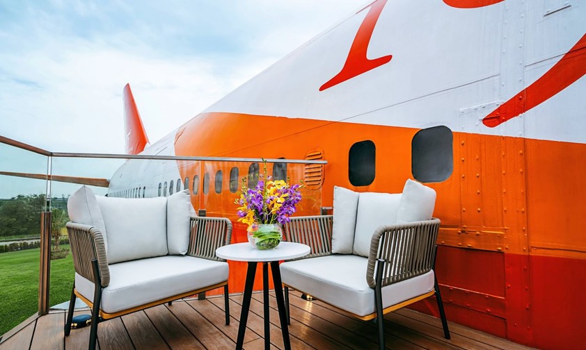 Terrasse mit schönem Ausblick: 18 Zimmer und Suiten befinden sich in den zwei Boeing 747.