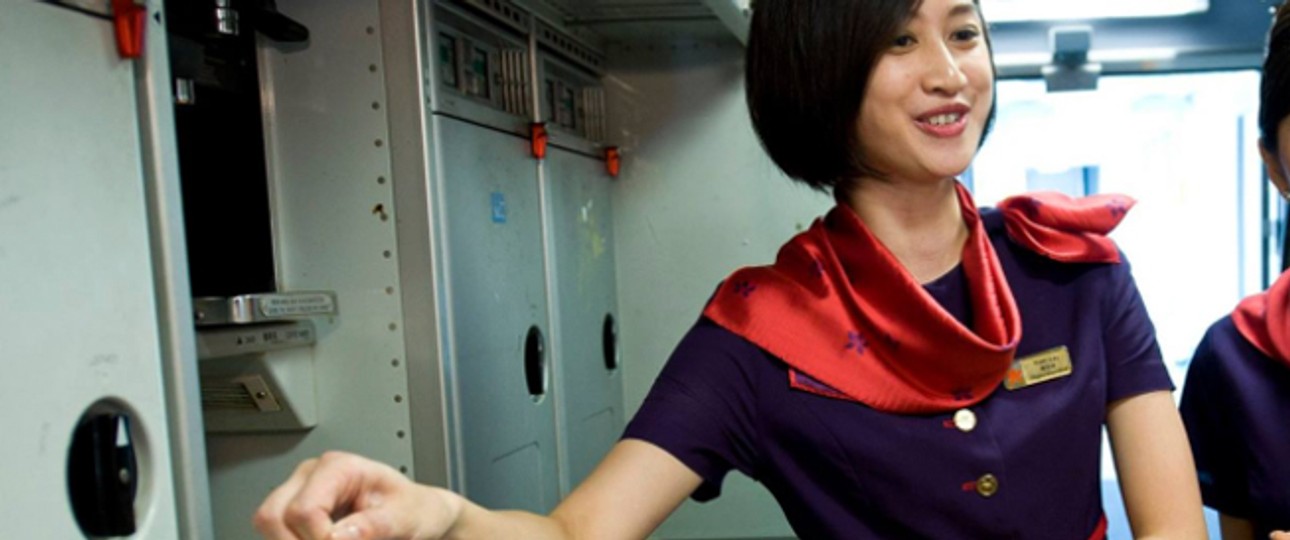 Flugbegleiterin von Hong Kong Airlines: Die Fluggesellschaft startet ein Vergnügungsprogramm für ihre Mitarbeiter.