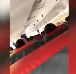 Als der WDL-Flugbegleiter den Fehler bemerkt