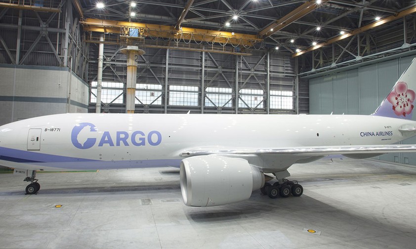 Das werksneue Frachtflugzeug von China Airlines mit überarbeiteter Lackierung.