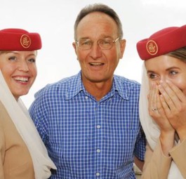 Martin Groß mit zwei Flugbegleiterinnen von Emirates: In 18 Jahren nie Probleme bekommen.